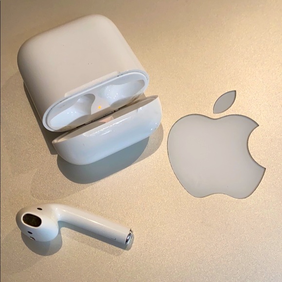 Apple Other - Apple Air Pod Charging Case & Left Earbud